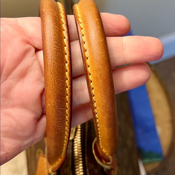 Authentic Louis Vuitton Monogram Alma - Picture 3 of 9